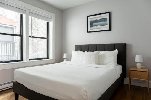 En eller flere senge i et værelse på Serene 1BR with 99 WalkScore Fast Wifi and SmartLock