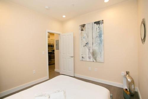 Postel nebo postele na pokoji v ubytování Newly Designed Loft - Fast Wifi - Pet Friendly