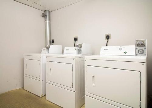 a room with white washers and dryers in a room at Downtown Boston Nurses Welcome in Boston