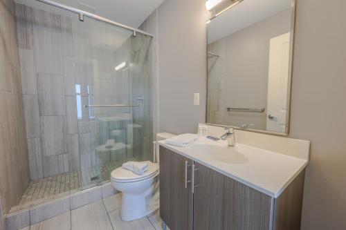 Ένα μπάνιο στο Parking Available Fully Furnished 4 Bed 2 Bath Flat