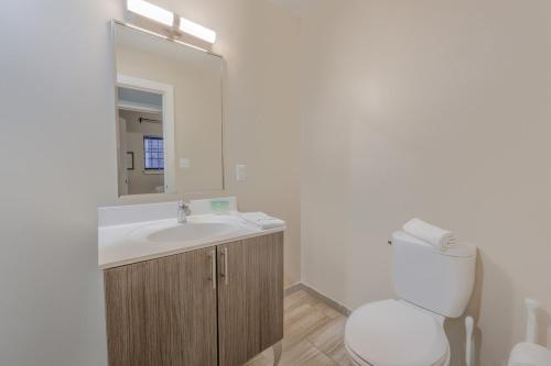 Ένα μπάνιο στο Centralized Downtown Location Onsite Parking