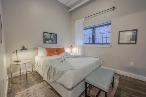 Ένα ή περισσότερα κρεβάτια σε δωμάτιο στο Centralized Downtown Location Onsite Parking