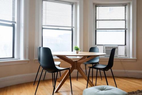 Χώρος καθιστικού στο Stunning 1BR Steps to Fenway