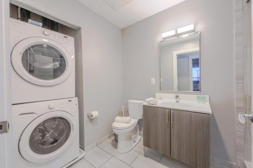 波士顿Lavish 3 Bed In Downtown Boston Keyless Entry的配有洗衣机和水槽的浴室