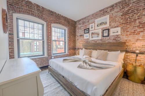 Ένα ή περισσότερα κρεβάτια σε δωμάτιο στο Pet Friendly 3 Bed 2 Bath steps to Beacon Hill