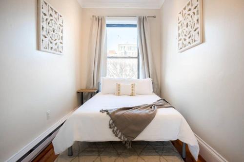 ボストンにあるClassic furnished 1BR in Fenway in Brownstone Bldgの窓のある部屋のベッド