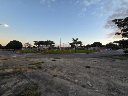 an empty parking lot with trees and a street at Flat completo a 23 minutos da BR-153 in Aparecida de Goiania