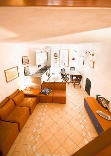 a living room with a couch and a table at Riomaggiore Fisherman's House con Parcheggio vicino alla spiaggia in Riomaggiore