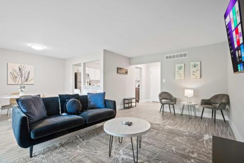ロチェスターヒルズにあるBright & Airy Urban Unit Walk to Everythingのソファとテーブルのあるリビングルーム