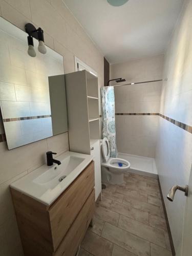 un baño con lavabo e inodoro en Las Manuelas, en Arcos de la Frontera