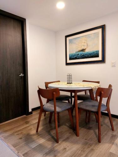 a dining room with a table and chairs at Acogedor y central Apartamento ! in Pasto