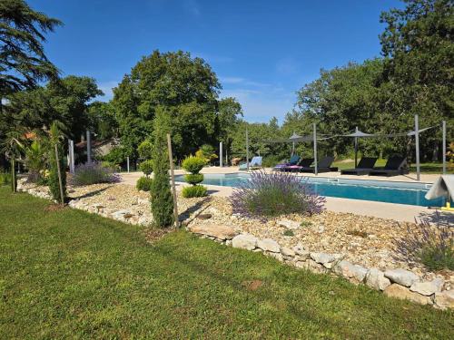 Photo de la galerie de l'établissement Villa spacieuse à Limeyrat avec piscine privée, à Limeyrat