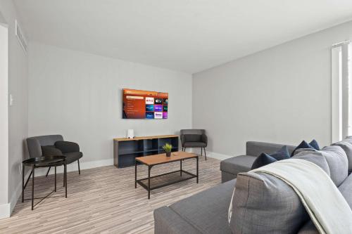 ロチェスターヒルズにあるPeaceful Rochester Escape Perfect for Familiesのソファとテレビのあるリビングルーム