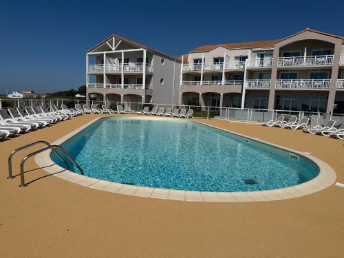 une piscine devant un hôtel dans l'établissement Charmant appartement T2 en rez de jardin terrasse face mer 4 personnes, à Les Sables-dʼOlonne