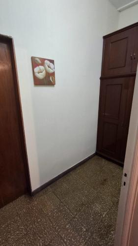 サン・ミゲル・デ・トゥクマンにあるDEPARTAMENTOS INDEPENDENCIaの白い冷蔵庫(壁に絵画付)