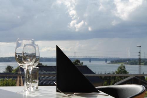 a glass of wine sitting on top of a table at Severin Kursuscenter og Konferencehotel in Middelfart