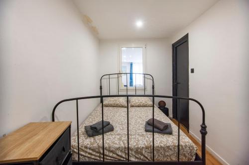 En eller flere senge i et værelse på Cosy et moderne, centre-ville