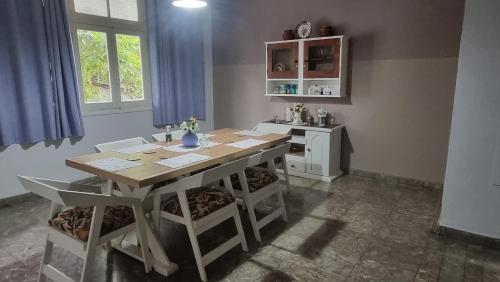 - une cuisine avec une table en bois, des chaises et un évier dans l'établissement Departamento centrico, à San Fernando del Valle de Catamarca