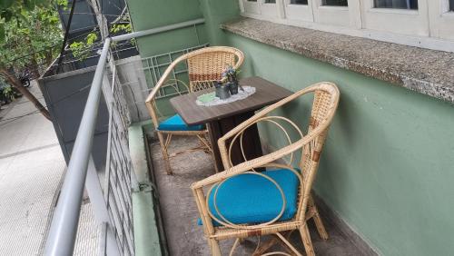 une table et des chaises assises sur un balcon dans l'établissement Departamento centrico, à San Fernando del Valle de Catamarca