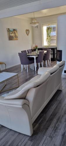 Ruang duduk di House with sea view in Mariehamn