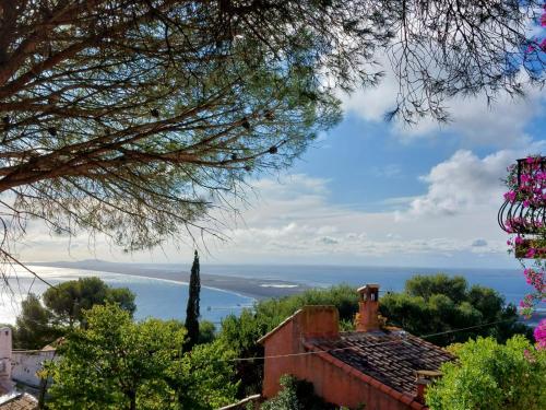 une vue sur l'océan depuis une maison dans l'établissement Zenitude Corniche charmant studio cabine vue mer, à Sète