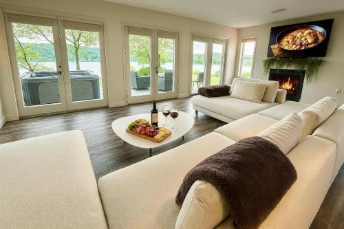 Un lugar para sentarse en River Front Home Good for Family and Groups