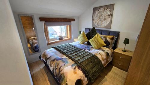 un dormitorio con una cama y una ventana en Stylish 1-Bed City Centre Flat, en Inverness