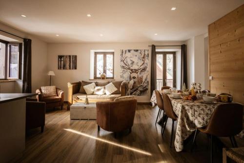 un salon avec une table et un canapé dans l'établissement Résidence Les Etoiles Des Neiges - 4 pièces 6 personnes exposé Ouest MAE-7854, à Valloire