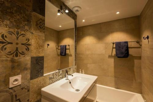 un baño con lavabo y espejo en Résidence Les Etoiles Des Neiges - 4 pièces 6 personnes exposé Ouest MAE-7854, en Valloire