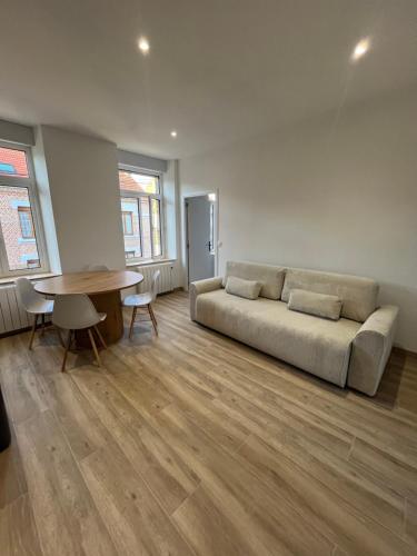 un salon avec un canapé et une table dans l'établissement Casa Del Ness, à Givet