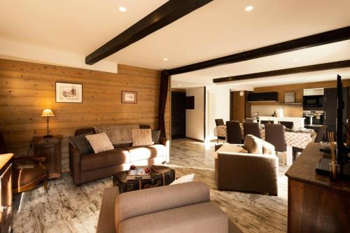 un salon avec un canapé et des chaises dans l'établissement Résidence Les Etoiles Des Neiges - 4 pièces 8/ 9 personnes exposé Sud MAE-8324, à Valloire