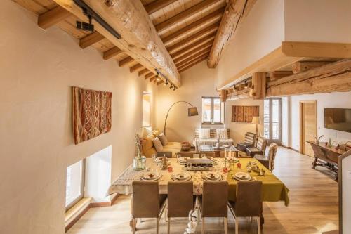 a dining room with a table and chairs at Résidence Les Etoiles Des Neiges - 5 pièces duplex 10 personnes expo Ouest MAE-8384 in Valloire