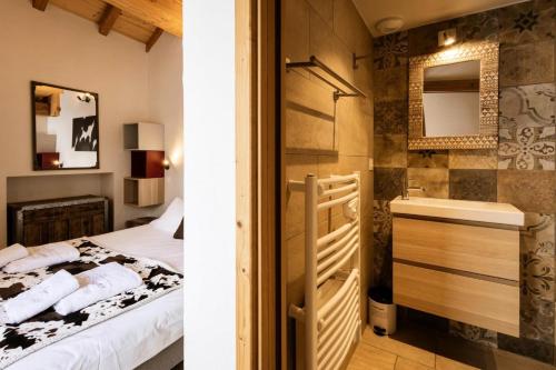 a bedroom with a bed and a bathroom with a mirror at Résidence Les Etoiles Des Neiges - 5 pièces duplex 10 personnes expo Ouest MAE-8384 in Valloire