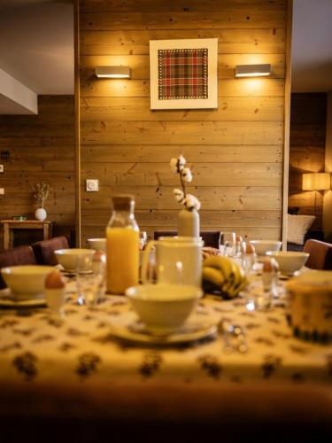 une table avec un tissu de table et de la nourriture dans l'établissement Les Chalets D'adrien - 4 pièces 8 personnes exposé Ouest MAE-8744, à Valloire