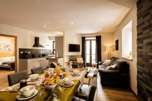 - un salon avec une table et des bananes dans l'établissement Résidence Les Etoiles Des Neiges - 4 pièces 6 personnes exposé Sud MAE-8684, à Valloire