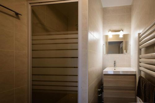 une salle de bain avec un lavabo et un miroir dans l'établissement Les Chalets D'adrien - 5 pièces duplex 10 personnes 4 exposé ouest MAE-8864, à Valloire