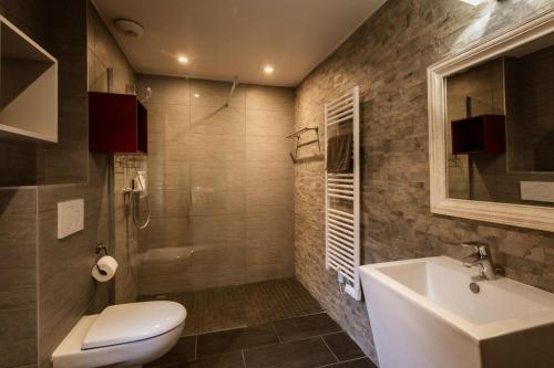 une salle de bain avec des toilettes blanches et un lavabo dans l'établissement Les Chalets D'adrien - 3 pièces 6 personnes exposé ouest MAE-9374, à Valloire