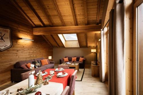 un salon avec une table et un canapé dans l'établissement Les Chalets D'adrien - 3 pièces 6 personnes exposé ouest MAE-9384, à Valloire
