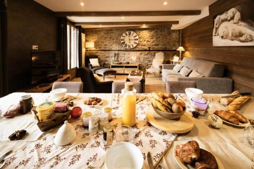 a table with food on it in a living room at Résidence Les Etoiles Des Neiges - 4 pièces 8 personnes 4 exposé Sud MAE-9414 in Valloire