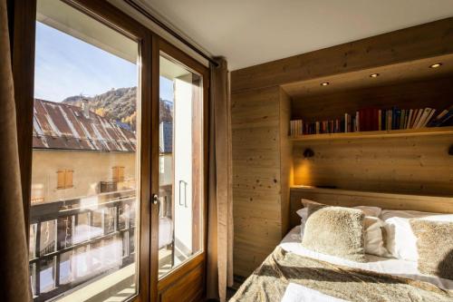 a bedroom with a bed and a window with a view at Résidence Les Etoiles Des Neiges - 4 pièces 8/9 personnes exposé Sud MAE-9534 in Valloire