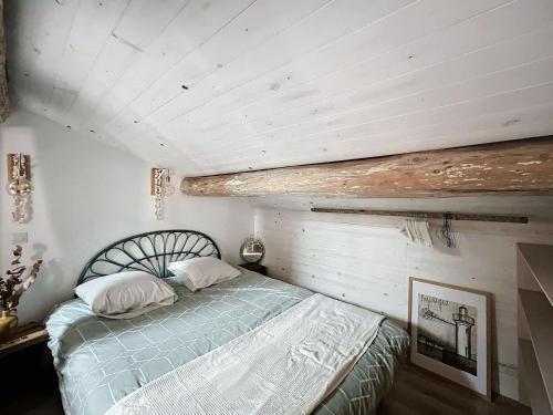 une chambre avec un lit et un plafond en bois dans l'établissement Charmant appartement dans quartier grand théâtre, à Sète