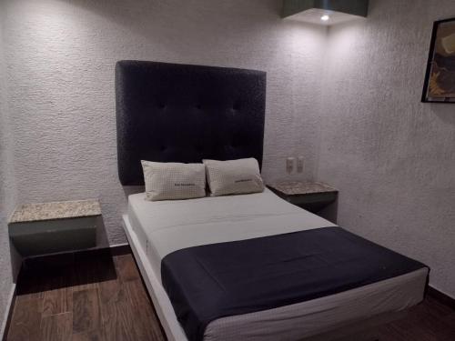Postel nebo postele na pokoji v ubytování Hotel Metropolitan