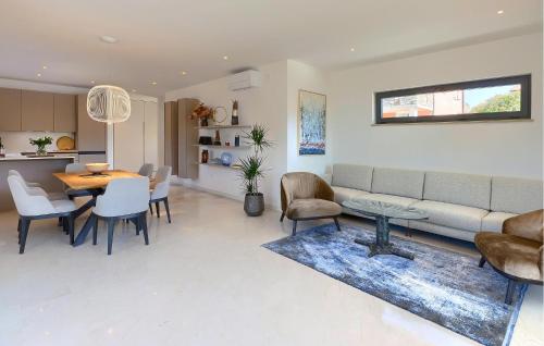 Ruang duduk di Awesome Home In Basanija With Kitchen