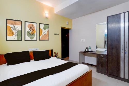 Postel nebo postele na pokoji v ubytování Hotel O Ramapuram Near SRM University
