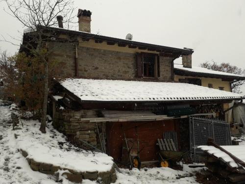 an old house with snow on top of it at Cà Dalilà relax natura e familia in Stancadora