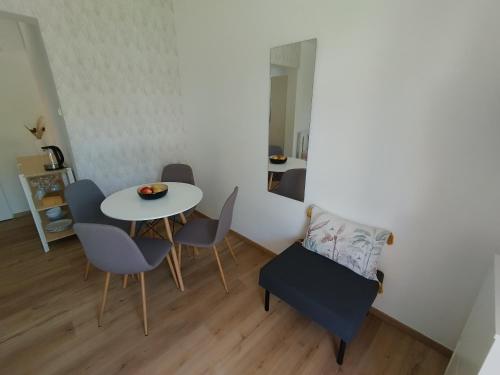 a small dining room with a table and chairs at Apartman Sidonija in Križevci