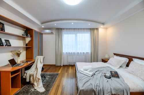 Postel nebo postele na pokoji v ubytování Alatau Grand View Suites by MEGA