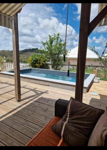 Bazén v ubytování Ti'Eva appartement F3 avec piscine partagée nebo v jeho okolí