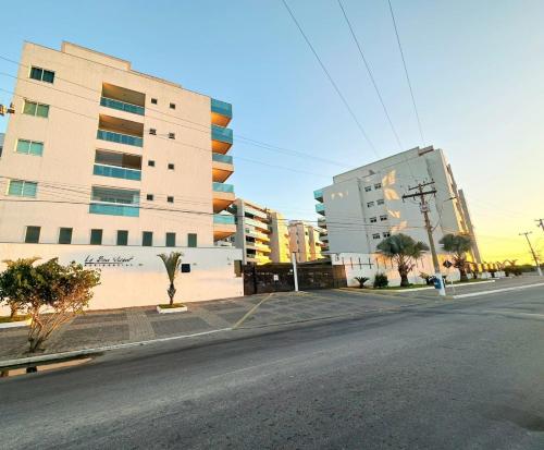 an empty street with two tall buildings on the side at Hospedatom - Cobertura Vista Mar com Piscina Arraial do Cabo in Arraial do Cabo