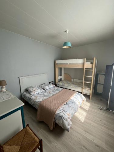 une chambre avec un lit superposé et une échelle dans l'établissement Maison 3 chambres proximité commerce et plage, à L'Aiguillon-la-Presqu'île